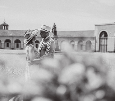Portrait de couple de mariés en noir et blanc le jour de leur mariage