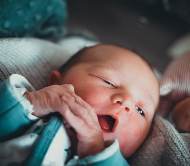 bébé naissance bouche mains maternité